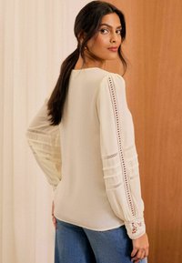 Love & Roses REGULAR FIT CUFF V-NECK - Blúz - white
