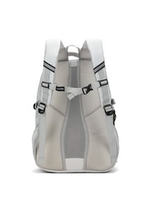 Sac à dos gris clair avec des panneaux en mesh, des bretelles réglables et des accents noirs. Forme rectangulaire avec un dos structuré pour le soutien.