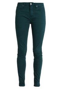 Jeans skinny de talle alto en color verde azulado, confeccionados con una suave mezcla de algodón, que cuentan con un diseño de cinco bolsillos y cierre frontal con botón y detalles en plateado.