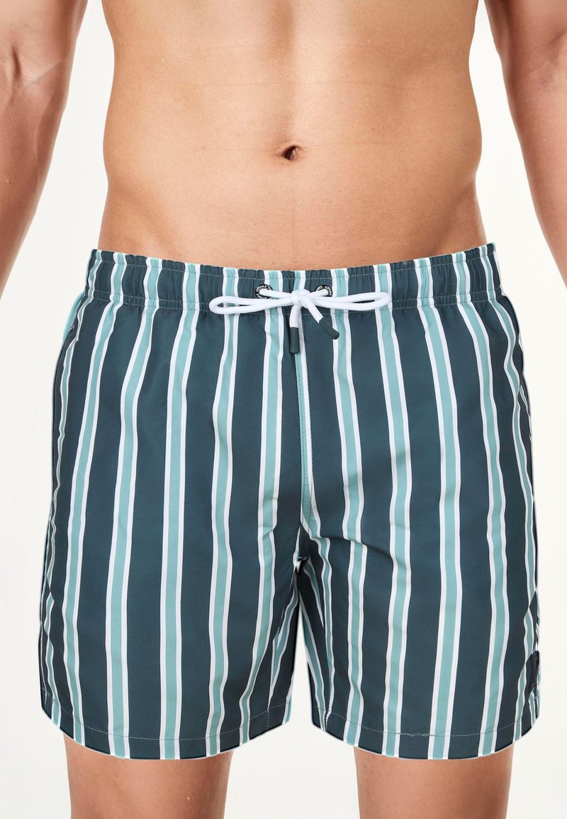 Gestreepte zwemshorts in donkerblauw met lichtblauwe en witte verticale strepen, met een verstelbare tailleband en een gladde stofstructuur.