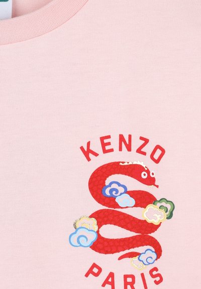 Roze katoenen T-shirt met een rode slangafbeelding en blauwe en groene wolkaccenten, en de tekst "KENZO PARIS" in vet rood.