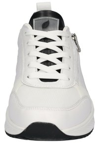 Weißer Sneaker aus glattem Leder und strukturiertem Stoff, mit schwarzen Akzenten, Schnürung an der Vorderseite und einem seitlichen Reißverschluss für einfachen Zugang.