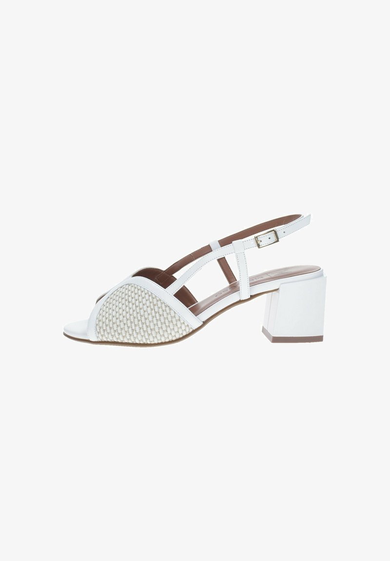 Sandalia blanca de tacón tipo slingback con textura trenzada en la punta, tacón grueso y correa ajustable en el tobillo. Acabado suave y diseño de punta abierta.