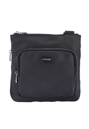 Sort crossbody taske med lynlåslomme foran og sølv lynlåse, med et lille rektangulært mærke i midten af lommen.