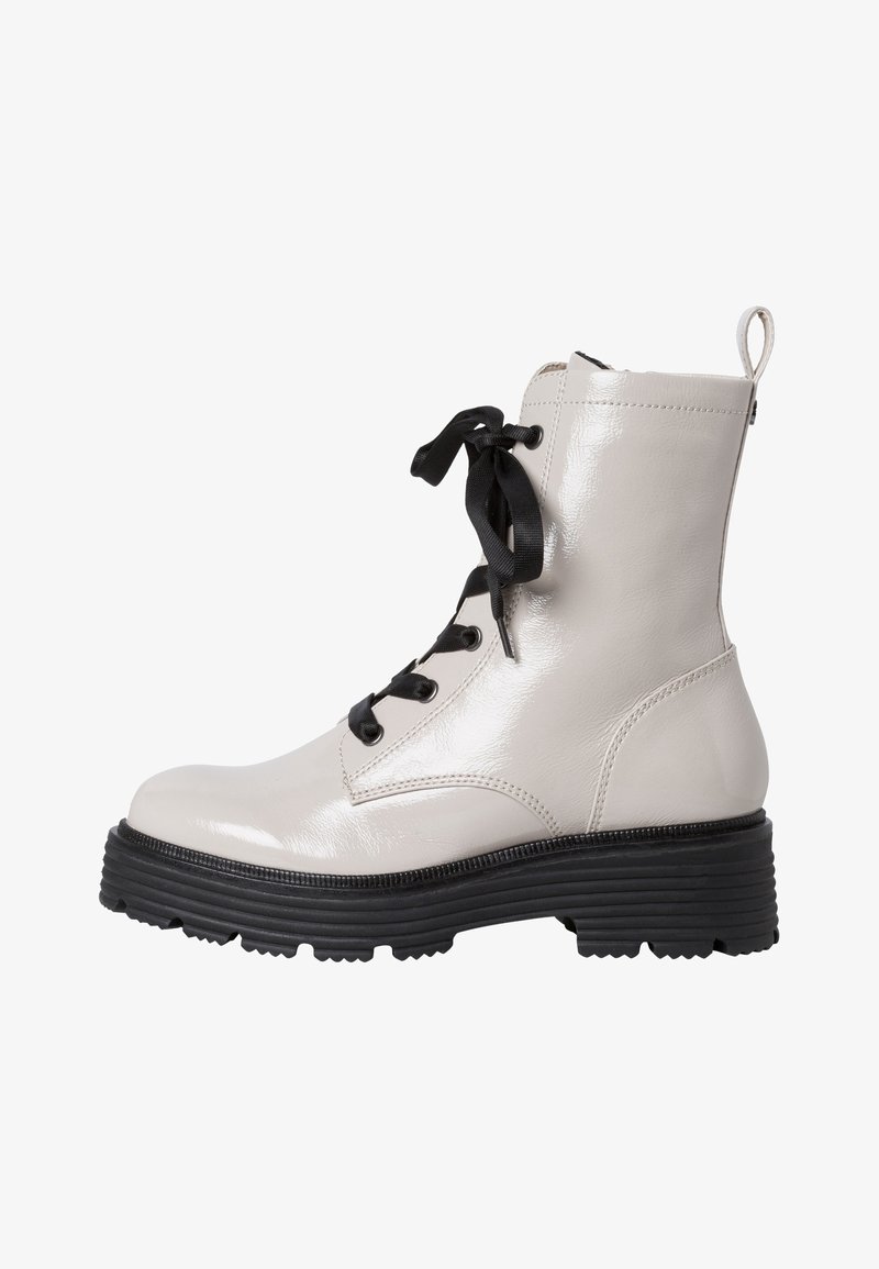 Bottine en cuir blanc cassé brillant avec une semelle noire épaisse à rainures et des lacets noirs noués en nœud.
