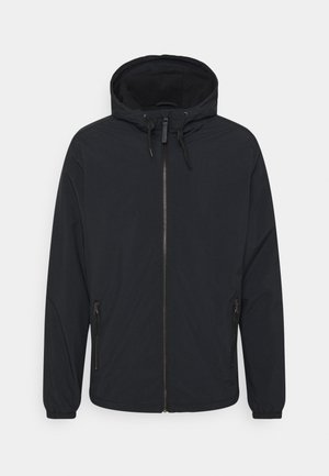 Czarna kurtka z kapturem wykonana z lekkiego materiału. Posiada centralny zamek błyskawiczny, dwie boczne kieszenie na zamek oraz elastyczne mankiety.