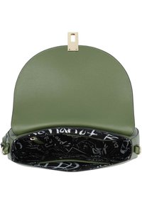 Grüne Lederhandtasche mit einer abgerundeten Klappe, goldenen Beschlägen und einem kontrastierenden schwarzen Innenfutter mit weißen Texten und Designs.