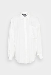 Bílá košile s dlouhým rukávem vyrobená z lehkého materiálu, s límečkem, zapínáním na knoflíky a jednou kapsou na prsou.