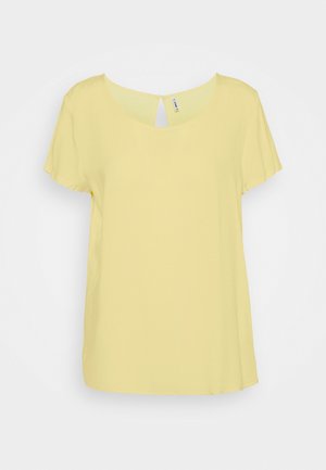 Żółta bluzka z krótkim rękawem, okrągłym dekoltem i zapięciem na guzik z tyłu, na neutralnym tle.