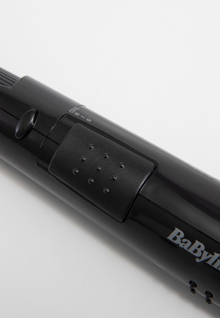 Czarna suszarka do włosów z teksturowanym uchwytem, przyciskami sterującymi i ustawieniami temperatury. Gładka powierzchnia i elegancki design podkreślają funkcjonalność.