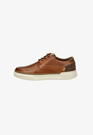 Hnědé kožené tenisky s perforovanými detaily, kontrastními hnědými textilními prvky, bílou gumovou podrážkou a kulatými tkaničkami. Viditelné boční logo.