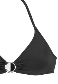 Zwarte triangels bikinitop van gladde stof, met een geplooid detail in het midden en een ronde zilveren en zwarte hardwareaccent.