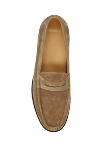 Bruine suede mocassin schoen met een ronde neus, gestikte accenten en een decoratieve band over de wreef, met een leren voering.