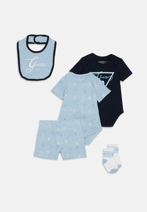 Set di abbigliamento per neonati composto da un bavaglino blu, una tutina a maniche corte, pantaloni corti azzurri stampati, una tutina blu scuro e calzini con accenti blu.