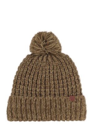 Bruine gebreide wintermuts met pompon bovenop en omgeslagen rand met een klein rechthoekig etiket.