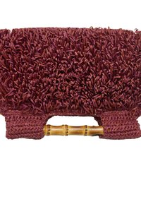 Burgundowa torba pleciona o szorstkiej fakturze, z bambusowym uchwytem i prostokątnym kształtem. Widać wyraźne kontrasty i akcenty materiałowe.