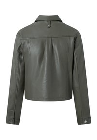 Olivgrüne Lederjacke mit einem verkürzten Design, mit spitzem Kragen, langen Ärmeln und einer einzelnen Rückenfalte für zusätzliche Textur.
