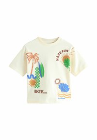 Camiseta de color crema hecha de algodón, con gráficos coloridos de temática tropical que incluyen palmeras, sol, hojas y elementos de texto.