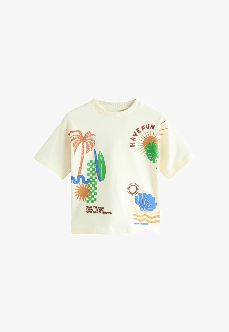Tejszínű, rövid ujjú póló, színes tengerparti grafikákkal, többek között pálmafákkal, nappal és hullámokkal, vidám szöveges kiegészítésekkel.