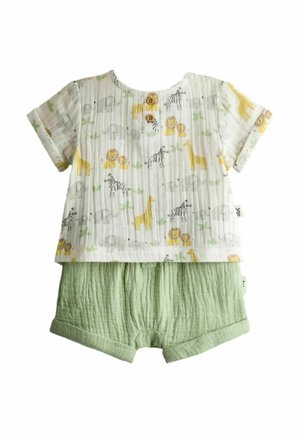 Rövid ujjú babapóló sárga és szürke állatmintákkal, világoszöld, texturált rövidnadrággal párosítva.