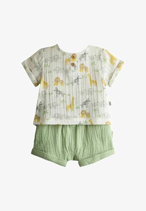 Camiseta de bebé de manga corta con estampados de animales en amarillo y gris combinada con pantalones cortos texturizados de color verde claro.