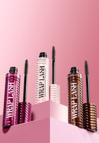 Tre mascara rør i ulike farger: lilla, rosa og brun. Hver har et ripet design og en børstepenn med svarte børster.