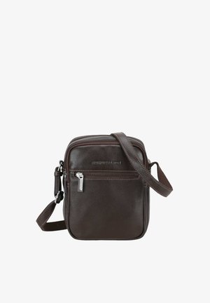 Sac bandoulière en cuir marron foncé avec poche avant zippée, sangle réglable et tirette de fermeture éclair en argent.