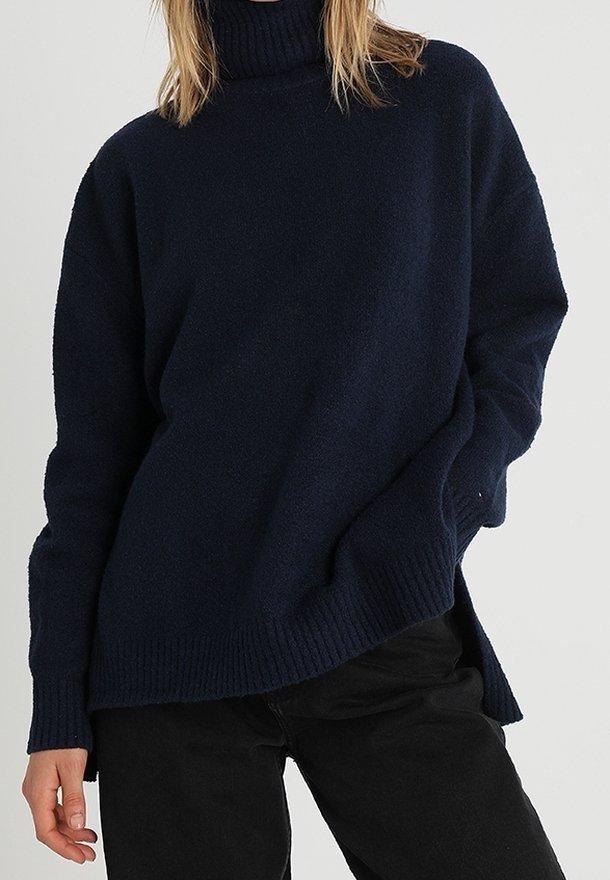 Mörkblå, stickad polotröja med avslappnad passform, ribbat nederkant och ärmslut samt sidoklyftor för ökad komfort. Mjuk textur.