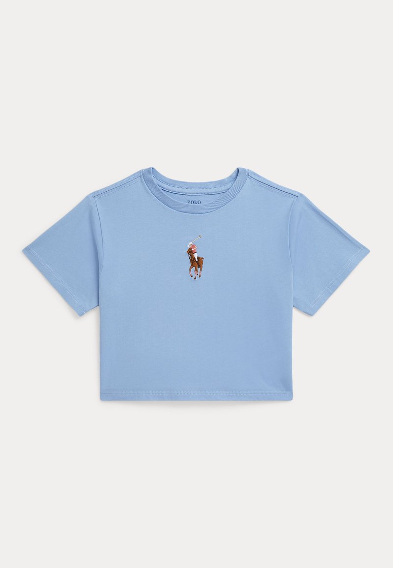 Camiseta corta de color azul claro hecha de algodón, que presenta un pequeño gráfico bordado de un jugador de polo en el centro, con mangas cortas y escote redondo.