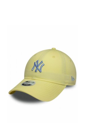 Gelbe Baseballkappe mit blau gesticktem New York Yankees-Logo und gebogener Krempe, dargestellt vor weißem Hintergrund.