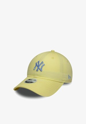 Gelbe Baseballkappe mit blau gesticktem New York Yankees-Logo und gebogener Krempe, dargestellt vor weißem Hintergrund.