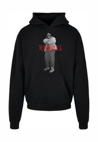 Zwarte hoodie met een voorzak, voorzien van een grijs beeld van een persoon met de tekst "THE NOTORIOUS B.I.G." in het rood. Standaard pulloverontwerp.