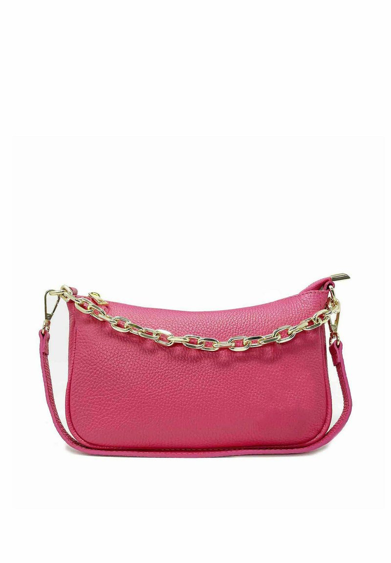 Borsa a mano in pelle rosa con forma rettangolare, superficie textured e accentuazione in catena dorata. Presenta una tracolla staccabile per un uso versatile.