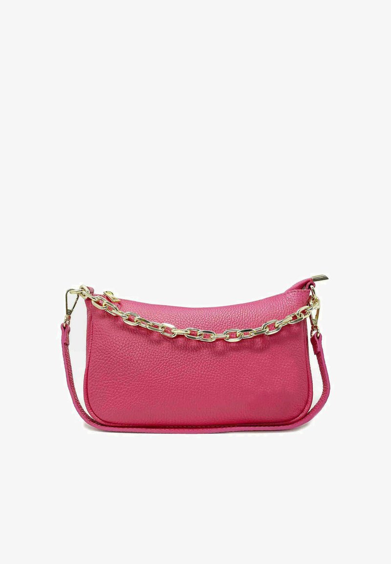 Bolso de mano de cuero rosa con forma rectangular, superficie texturizada y un acento de cadena dorada. Presenta una correa desmontable para un uso versátil.