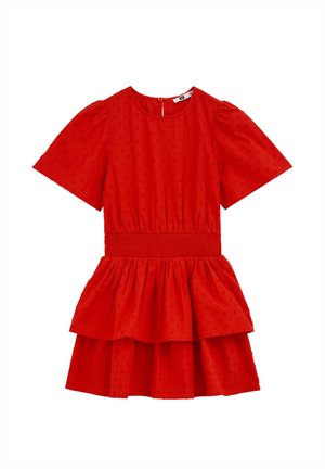 Rød kortærmet kjole med rund halsudskæring, elastisk talje, diskret prikmønster og lagdelt flæsenederdel.