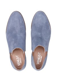 Blaue Wildleder-Slipper mit runder Zehenpartie und offenen Seiten, die über ein glattes Innenfutter und ein dezentes Logo auf der Innensohle verfügen.