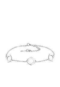 Bracciale in argento con tre anelli esagonali. Il design a catena presenta metallo lucido e dettagli testurizzati, fissato con una chiusura a granchio.