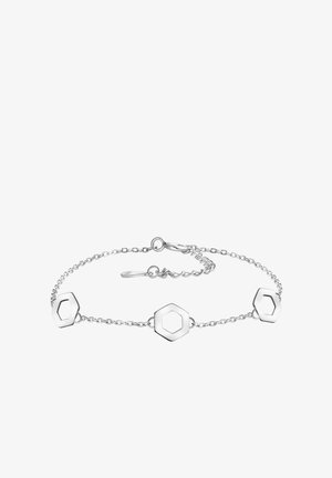 Sølvarmbånd med tre hexagonale led. Kædedesignet har poleret metal og teksturerede accenter, sikret med en lobsterlås.