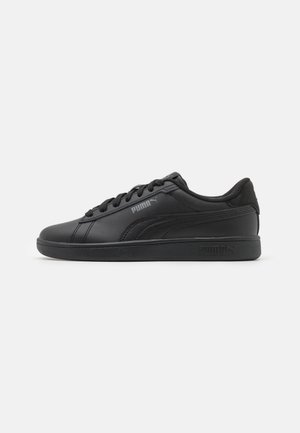 Schwarzer Puma Low-Top-Sneaker mit Schnürverschluss, geprägt am Logo an der Seite und Ferse und strukturierter Sohle auf weißem Hintergrund.