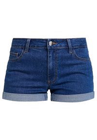 Shorts de mezclilla en azul oscuro, con dobladillo enrollado, cinco bolsillos y cierre de botón en la parte delantera. La textura de la tela es suave con un ligero estiramiento.