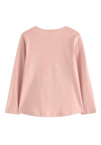 Langærmet skjorte i blødt, lys rosa bomuldsstof med rund halsudskæring og en afslappet pasform. Glat tekstur, ingen synlige mønstre eller detaljer.