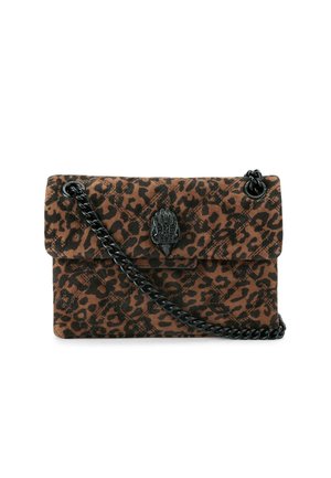 Sac à main marron à imprimé léopard avec bandoulière chaîne noire et fermoir décoratif noir en forme de main sur tissu matelassé.