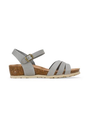Sandal de ante gris que presenta múltiples cintas frontales, una cuña de corcho texturizado y una correa para el tobillo con hebilla. Suela de goma para mayor tracción.