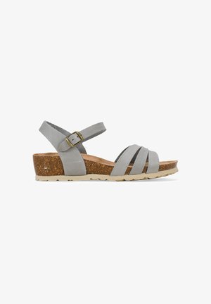 Sandal de ante gris que presenta múltiples cintas frontales, una cuña de corcho texturizado y una correa para el tobillo con hebilla. Suela de goma para mayor tracción.