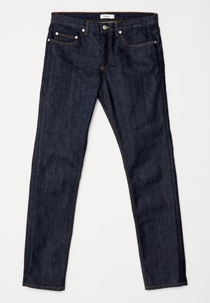 Jeans in denim blu scuro con un design a gamba dritta, dotati di vita media, cuciture arancioni a contrasto e una classica configurazione a cinque tasche.