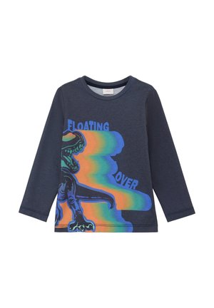 Langarm navy T-shirt met een kleurrijke dinosaurusafbeelding en de tekst "FLOATING OVER" in het blauw, tegen een regenboogachtergrond.