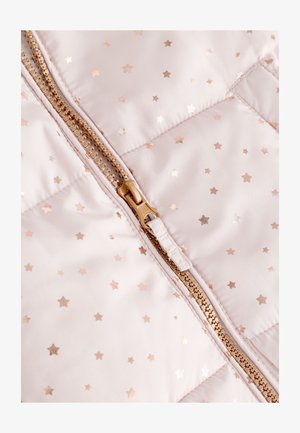 Giacca a piumino rosa chiaro con motivo a stelle dorate metallizzate, dotata di una cerniera dorata e di una linguetta di tessuto bianco. Texture morbida, design trapuntato.