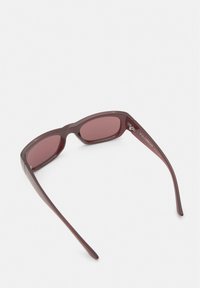 Occhiali da sole rettangolari bordeaux con lenti oscurate e il marchio "PULL&BEAR" sulla gamba destra, mostrati dal retro.