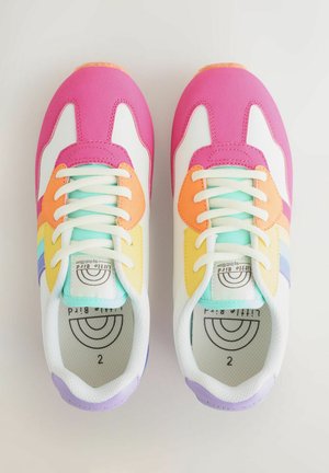 Värikkäät lenkkitossut, joissa on sekoitus vaaleanpunaista, oranssia, keltaista, mintunvihreää ja laventelin sävyjä. Valmistettu synteettisestä materiaalista, pyöreällä kärjellä ja nauhakiinnityksellä.