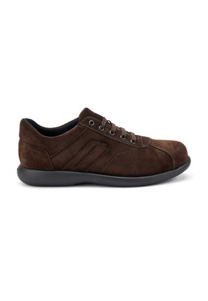 Chaussure en suede marron avec un bout arrondi, cinq œillets pour les lacets et une semelle en caoutchouc noire. Présente des coutures décoratives et des détails latéraux.